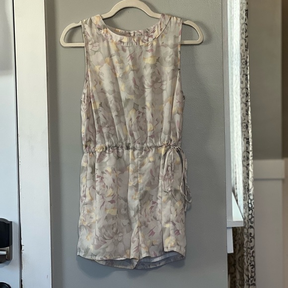 Urban Outfitters Kimchi Blue Tan Floral Open Back Romper size small - Picture 1 of 10